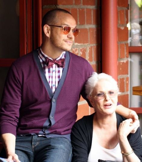 QAFBrianJustin's tweet photo. Love them 💜 #QueerAsFolk #QAFCast @SharonGless @ThePeterPaige https://t.co/668S3zIPqj