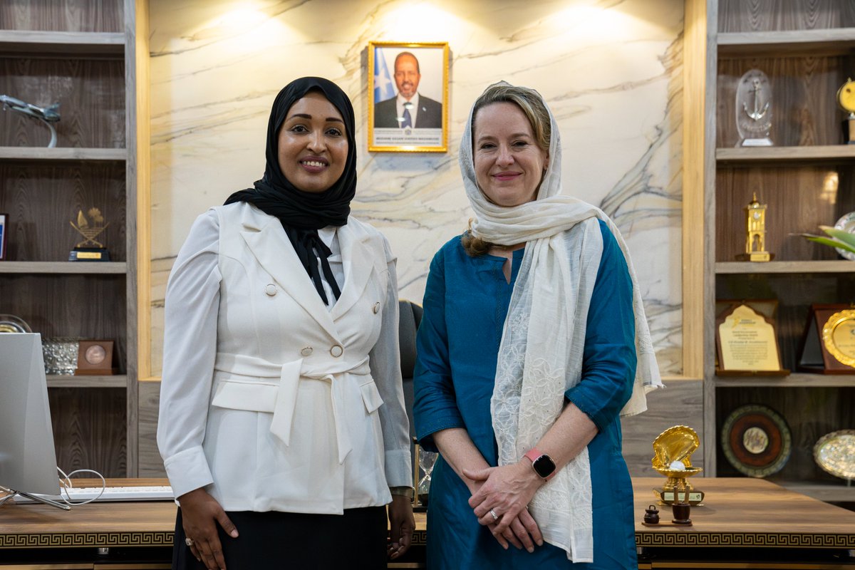 IOMchief's tweet photo. #ClimateChange is having adverse impacts on vulnerable communities in Somalia. 

During my meeting with @KhadijaMakhzumi, Min. of Environment and Climate Change for Somalia, I shared my support in enhancing migration as an adaptation strategy for climate change.

#DGPopeMeets https://t.co/H9P9njw86w
