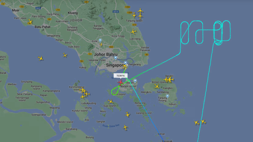 ChannelNewsAsia's tweet photo. 30-year-old Australian man arrested after a bomb threat forced a Scoot flight to turn back to Singapore while on its journey to Perth https://t.co/9Ywlo5Eyrm https://t.co/YR80aT9gSI