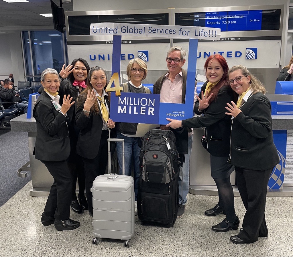 The IAH Premium Services team had the opportunity to celebrate our newest member of the 4 Million Miler Club! Welcome to Global Services for LIFE!!! 🎉🥳🎉 @jacquikey @KevinMortimer29 @Tobyatunited @rhondamcnutt @united @ankitgup