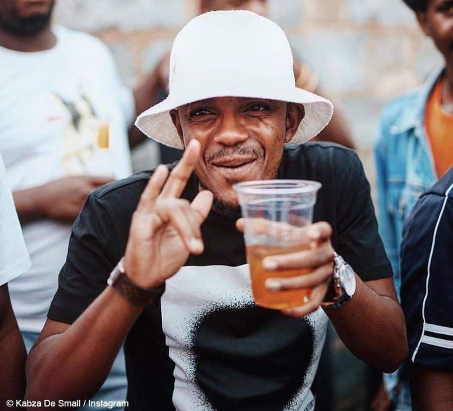 ChrisExcel102's tweet photo. SA Alcohol industry are ashamed of their customers 😭😭

Promoter.                                  Loyal Customer https://t.co/A5DyUHOhne