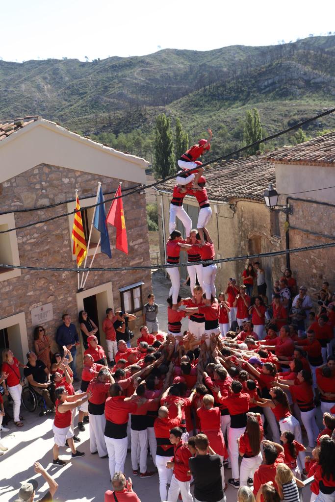 JovesValls's tweet photo. Un any més, i ja en van 8, participem a la diada Nativitat Yarza Planas a #Bellprat
Hi hem fet el 3de6, 4de6, 4de6p, 2pde4 i un pilar de 4 al balcó, amb troncs íntegrament femenins. Un plaer @Xicots compartir plaça i lluites 💜✊ 
#castelleres
#castellers
#castells
📸 Roser Giner https://t.co/6Ew44xjYHZ