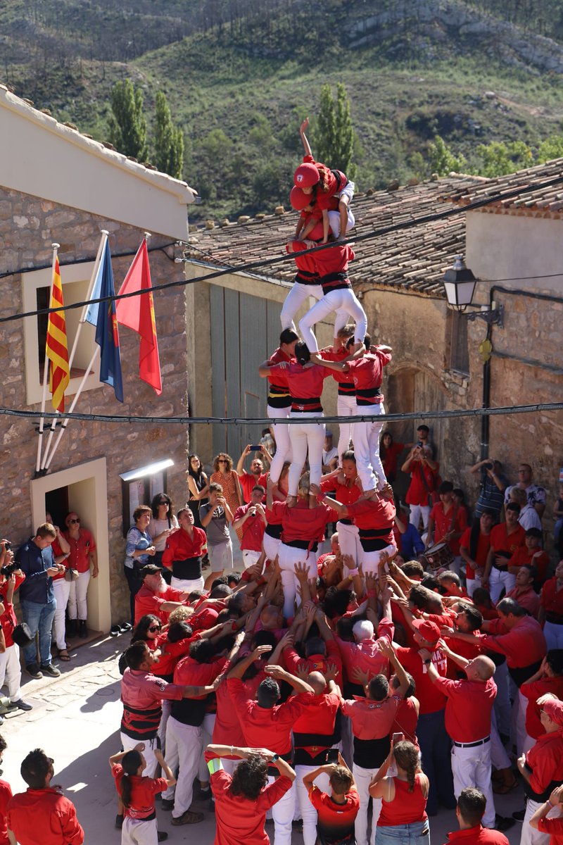 JovesValls's tweet photo. Un any més, i ja en van 8, participem a la diada Nativitat Yarza Planas a #Bellprat
Hi hem fet el 3de6, 4de6, 4de6p, 2pde4 i un pilar de 4 al balcó, amb troncs íntegrament femenins. Un plaer @Xicots compartir plaça i lluites 💜✊ 
#castelleres
#castellers
#castells
📸 Roser Giner https://t.co/6Ew44xjYHZ