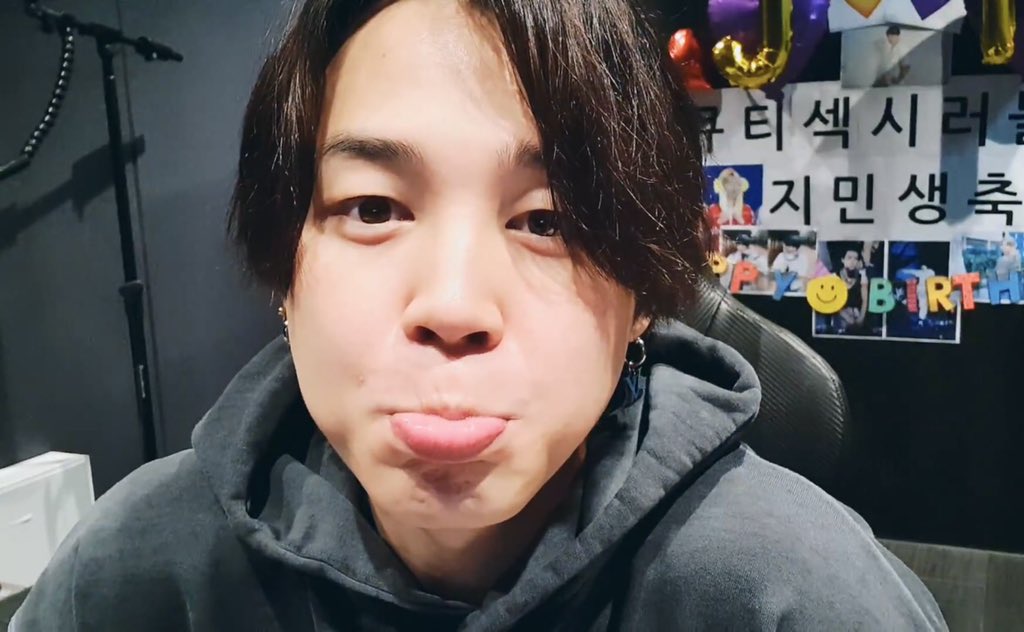 pjm_streaming's tweet photo. GUESS WHO JUST TURNED 28 😭😭😭

HAPPY BIRTHDAY JIMIN
#HappyJiminDay
#itboybirthday
#28YearsWithOurlove
#이게_지민데이_감동날이야
#지민이에게_전하는_사랑이상의감정 https://t.co/zqScjF5ZuH