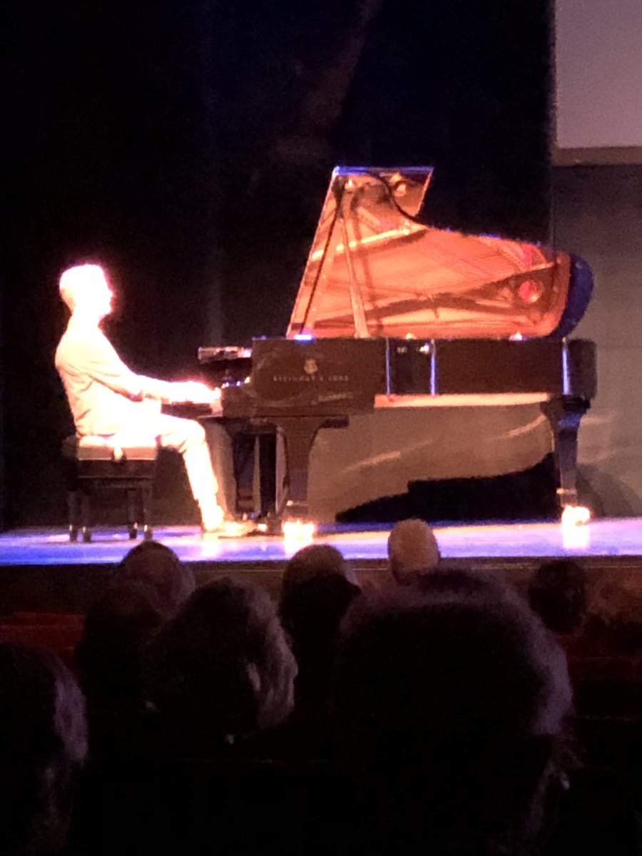 bert10101952's tweet photo. Geen mooie foto, wel mooi optreden van Bert van den Brink vanmiddag in Agnietenhof. Vanavond in Loburg samen met Jasper Somsen. https://t.co/1hb3zuuU4o