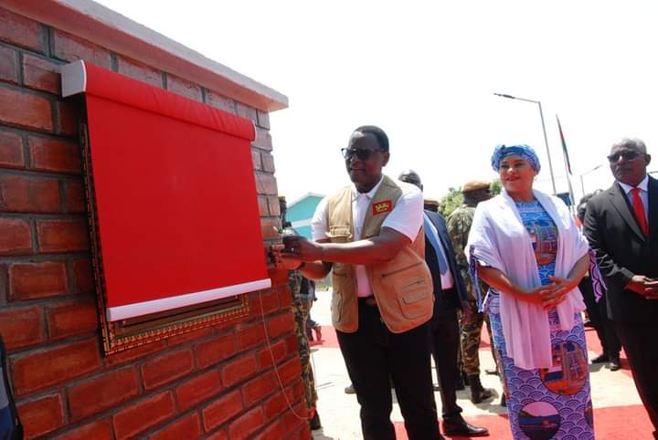 mia_abida's tweet photo. Today, the President of the Republic of Malawi,  @LAZARUSCHAKWERA presided over the launch of Mangochi Potable Water Extension Project. 

The project stretches over 50km from Mpondasi Area to Nkakataka turn off, and will benefit over 90,000 people. https://t.co/HYxUguH9nr