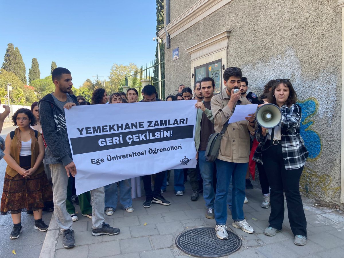 eu_dayanisma's tweet photo. Ege Üniversitesi Rektörlüğü önünde basın açıklamamızı gerçekleştirdik. Yapılan zammın geri çekilmesi için topladığımız imzaları rektörlüğe teslim ettik. 

Yapılan zamlar geri çekilsin!
#egereddediyor https://t.co/eUfrvkiAZe