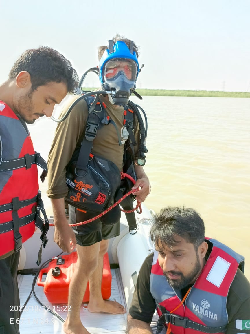 Roshan14059616's tweet photo. Rescue 1122 District Hyderabad Participated in Water Emergency Drill at kotri Barrage (Al-Manzar) . The drill was arranged in order to enhance the efficiency of Our Divers and D/Rescuers in case of any kind of Water Emergency . https://t.co/dWQNtiyV0P