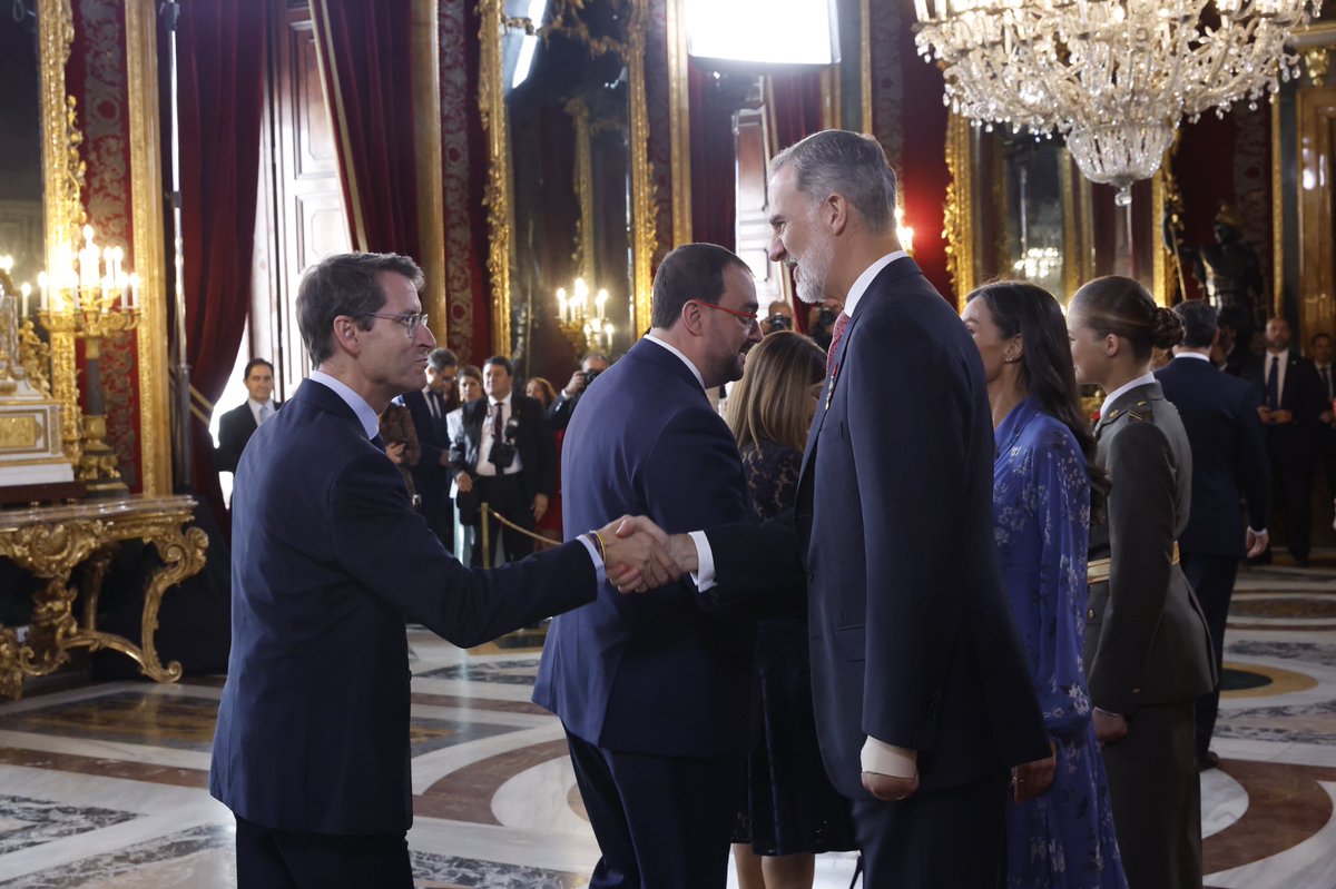 CapellanGonzalo's tweet photo. En este Día de la Hispanidad, he tenido el honor de representar a los riojanos por primera vez en el desfile de la Fuerzas Armadas y mostrar nuestro apoyo a la unidad de España y al orden constitucional que encarna Su Majestad el Rey Felipe VI.

📸 @CasaReal https://t.co/XOo2CG6mJU