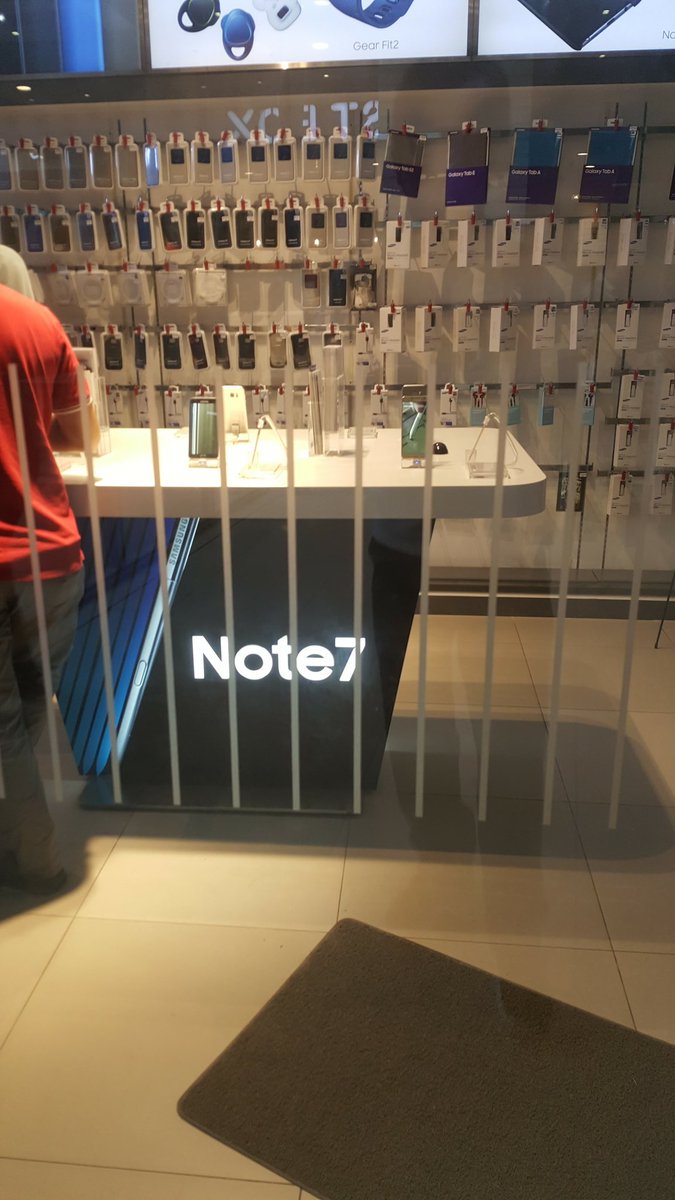 Aquis_GN's tweet photo. Google Photos just reminded me that it has been 7 years since the #GalaxyNote7 recall. A thread 🧵

Enjoy these photos taken a day after the second and final recall on October 11, 2016. Bonus to those who can guess which Samsung store this was taken at. https://t.co/cqsbfSfLvt