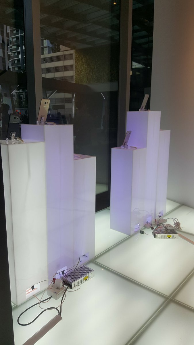 Aquis_GN's tweet photo. Google Photos just reminded me that it has been 7 years since the #GalaxyNote7 recall. A thread 🧵

Enjoy these photos taken a day after the second and final recall on October 11, 2016. Bonus to those who can guess which Samsung store this was taken at. https://t.co/cqsbfSfLvt