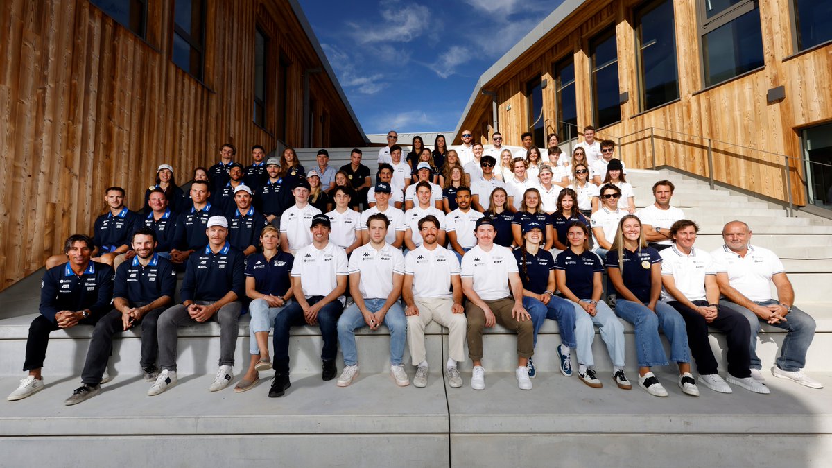 𝒫𝒽𝑜𝓉𝑜 𝒹𝑒 𝒻𝒶𝓂𝒾𝓁𝓁𝑒 🇫🇷

Les Equipes de France de Ski Freestyle et de Snowboard se sont réunies ce jour au sein du nouveau siège de la FFS pour la suite des journées de  rassemblement interne dédiées à la récupération des dotations, aux  réunions d'informations,