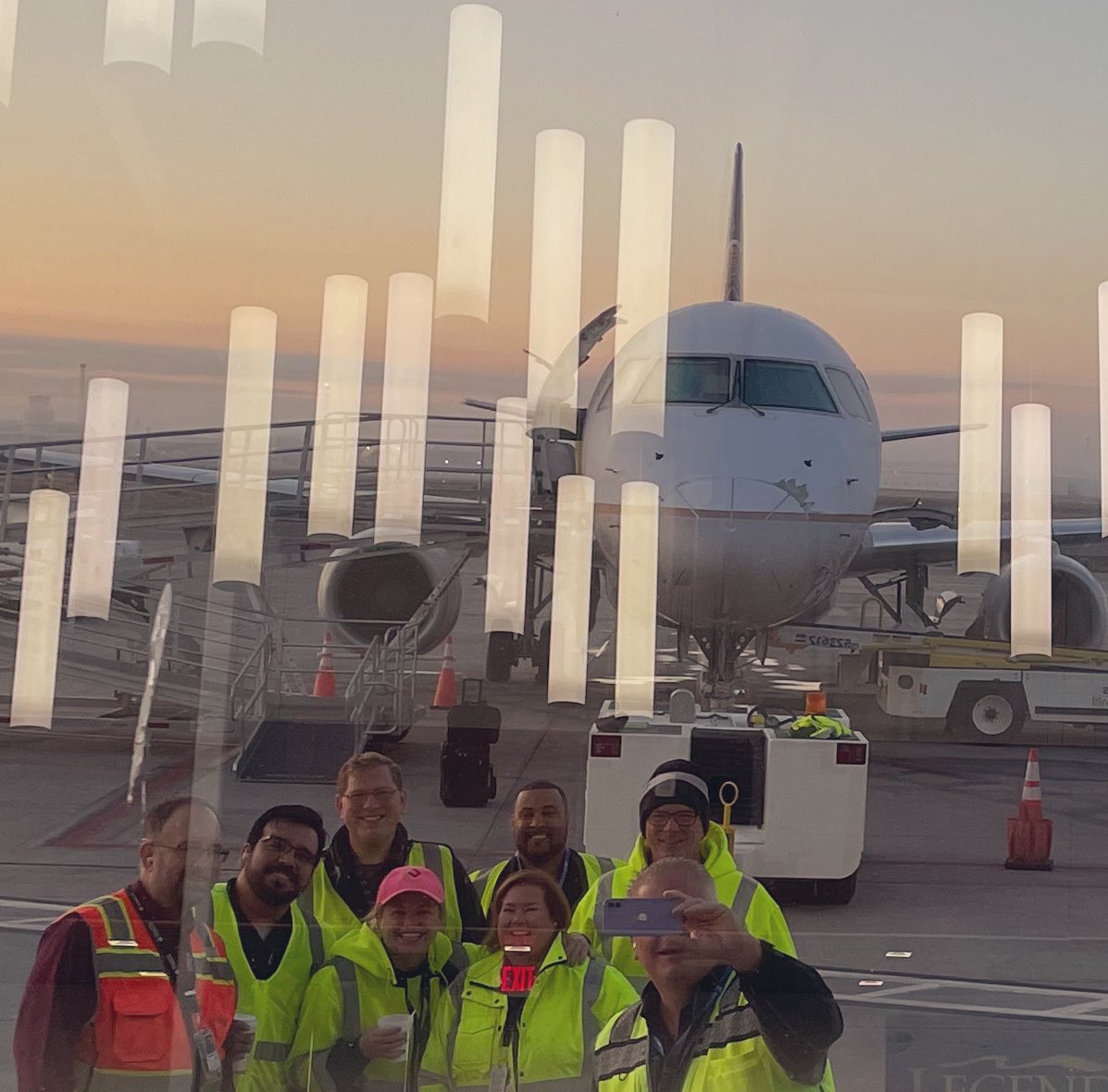 Silver Safety 🦺 checks with Team @UnifiAviation #United ✈️ PSC 🛬 @Jmass29Massey @jacquikey @gstevens572 @MorganDon72 @SafetyGuyBri @PepperSiegel #beingunited Connecting people, Uniting the World and doing it Safely💙