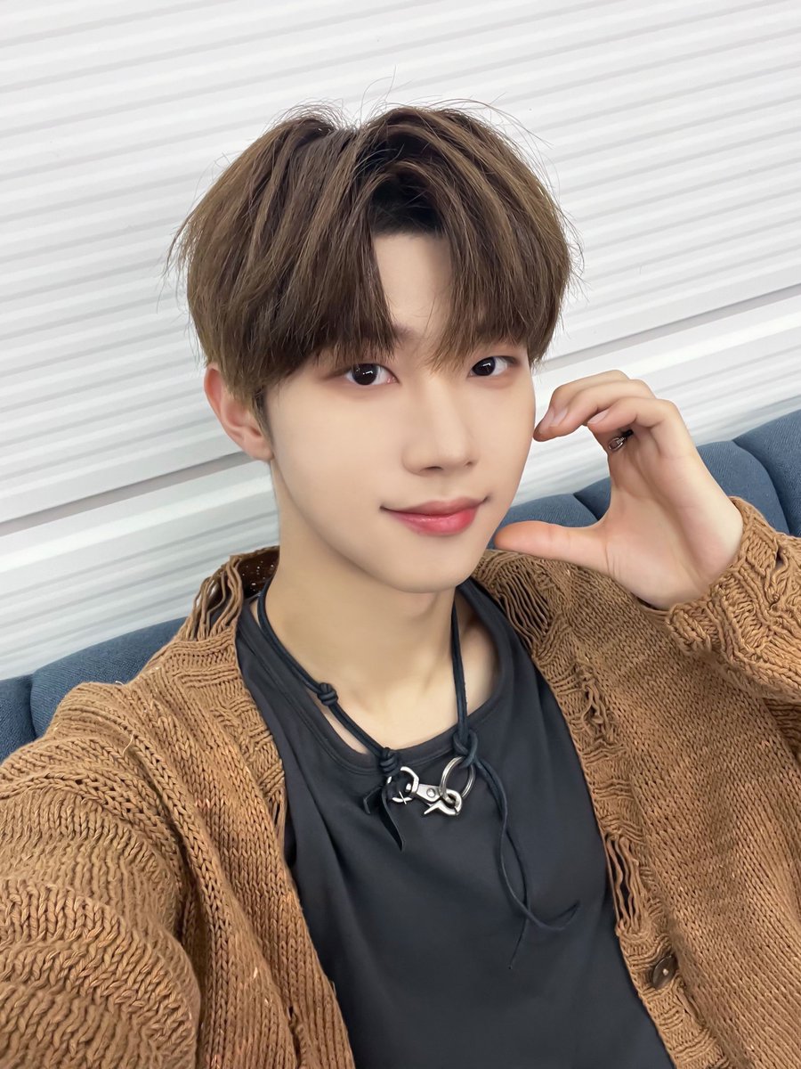 xikers_official's tweet photo. [#현우] 짠 ! 갈색도 좀 잘 어울리는 듯 😝🤎
#xikers #싸이커스 https://t.co/RZn5eKz84H