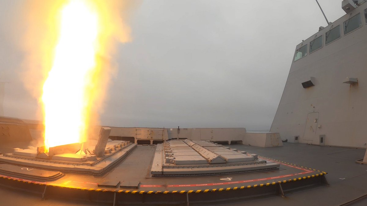 defence_insider's tweet image. ASTER 30 Air Defence missile fired by the French Navy Frigate FS BRETAGNE during exercise #FormidableShield23 in the North Atlantic.