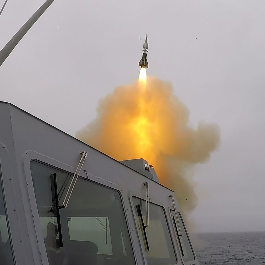 defence_insider's tweet image. ASTER 30 Air Defence missile fired by the French Navy Frigate FS BRETAGNE during exercise #FormidableShield23 in the North Atlantic.