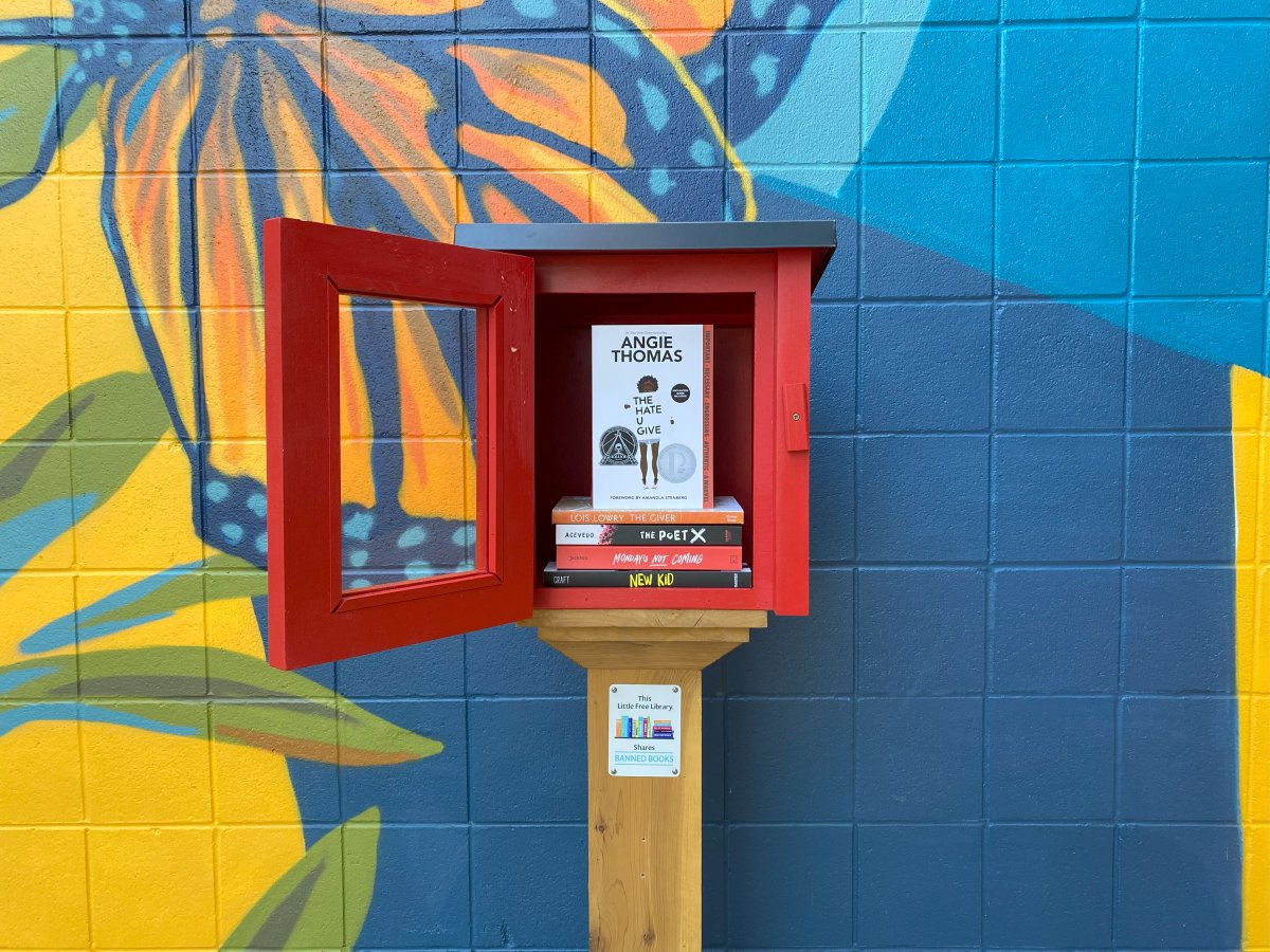 In honor of #BannedBooksWeek, we partnered with @HarperCollins to give away 500 of their most challenged and #bannedbooks to #LFL stewards in the U.S.! Titles include #NewKi NEW KID by @JerryCraft and #TheHateUGive by @angiecthomas. bit.ly/3HSmsqS