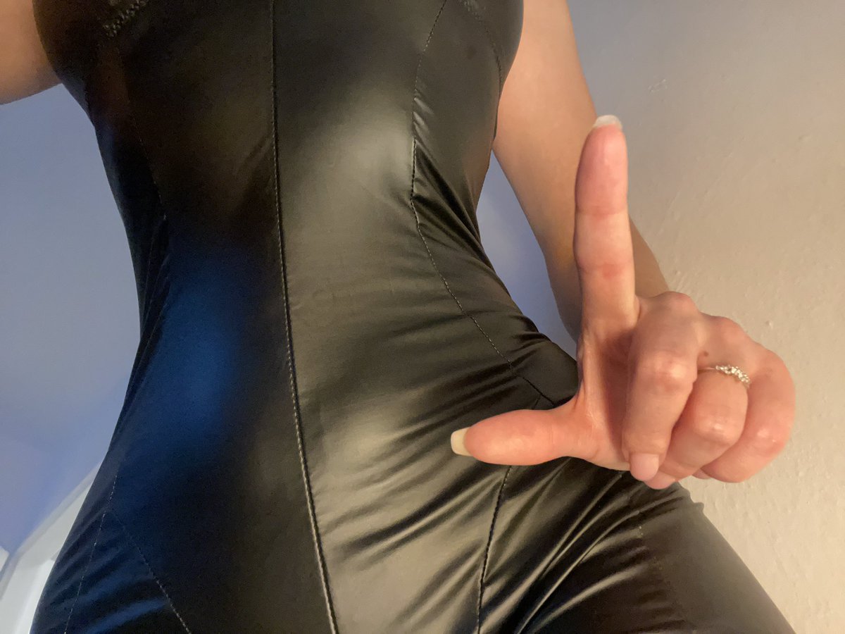 PaniSarafindom's tweet photo. No i co się ślinisz frajerze na kolana i danina w zębach! 
Ruchy! 
#domme #goddess #femdom #findom https://t.co/8xCNEg0BVx