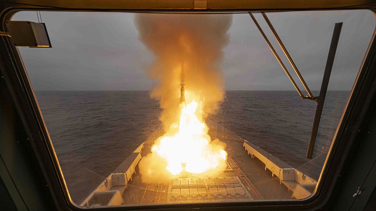 defence_insider's tweet image. ASTER 30 Air Defence missile fired by the French Navy Frigate FS BRETAGNE during exercise #FormidableShield23 in the North Atlantic.