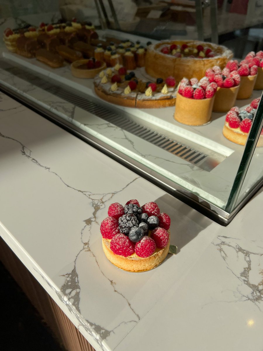 RiyTour's tweet photo. بيري بيكري | Peri bakery
تجربتي للمكان جميلة بسبب الموظفين ودودين جدًا وخدمتهم بروح ونفس حلوه 
المكان رايق وهادي البيكري لذيذ وعندهم حشوات متنوعة 
جربوا حلى الميني بالكاسترد 😋🫐

جلساتهم داخلية دورين وجلسات خارجية 
موقعهم 📍
https://t.co/CkJ1BZYhp8 https://t.co/gsenfjYhnf