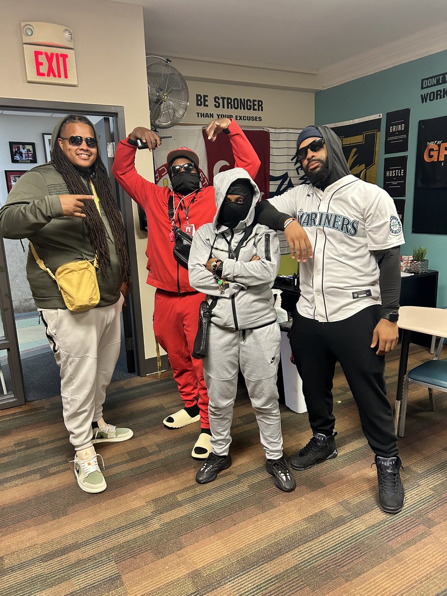 coachdgreen_'s tweet photo. Faculty dressed up like students today for Spirit week!
Howโd we do? We miss anything? ๐๐๐ญ
#LFLA
#HawkHonor https://t.co/4fFjiwzSOO