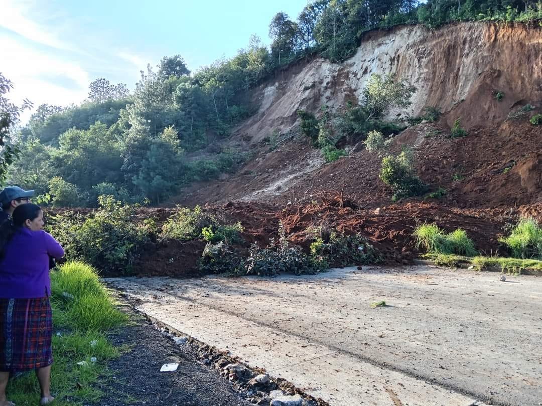 Damm92_'s tweet photo. El gobierno de Guatemala se sumó a los #BloqueosGT, con un deslizamiento en el kilómetro 107.5 de Ruta Interamericana, todos los carriles tapados.

¡Grande Yamatei! 

#BloqueoGT #ParoIndefinido #ParoNacionaIndefinido #ParoNacional #RenunciaConsuelo #Guatemala https://t.co/u2wdtEaahY