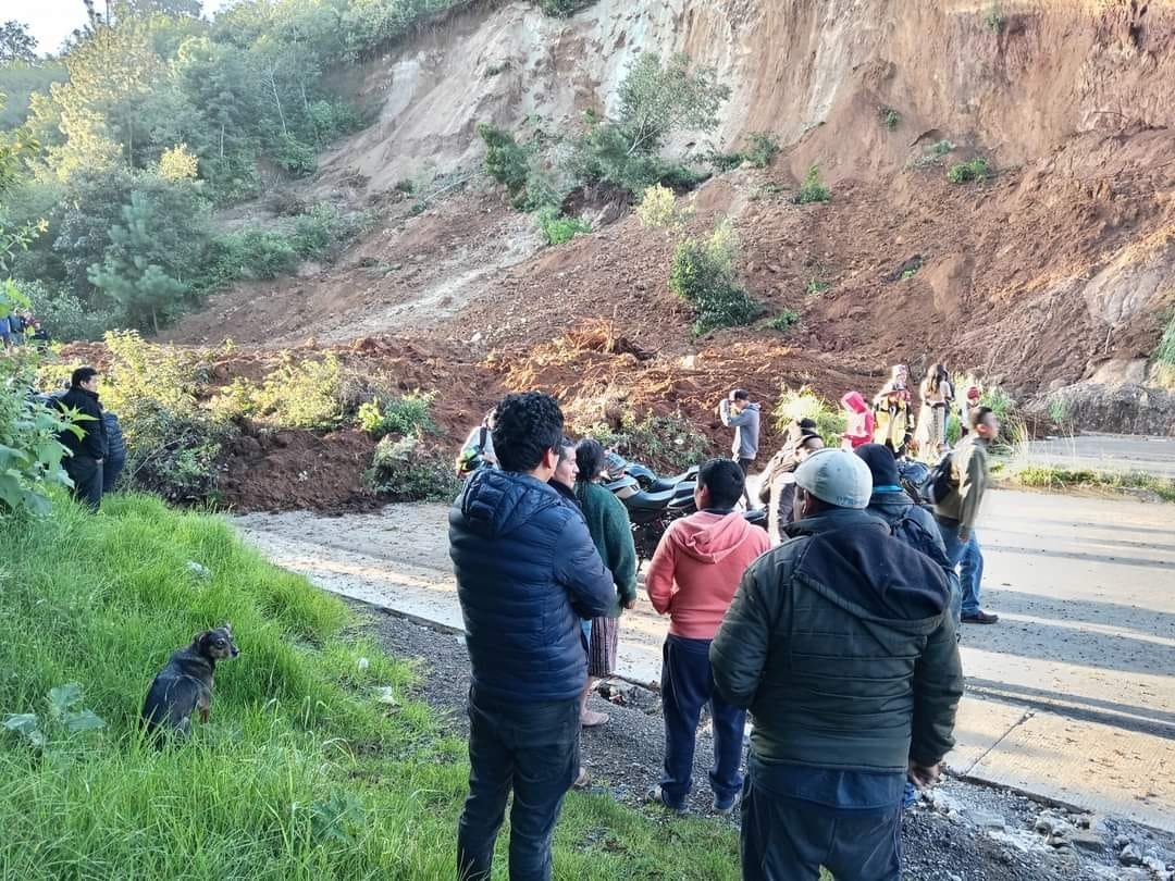 Damm92_'s tweet photo. El gobierno de Guatemala se sumó a los #BloqueosGT, con un deslizamiento en el kilómetro 107.5 de Ruta Interamericana, todos los carriles tapados.

¡Grande Yamatei! 

#BloqueoGT #ParoIndefinido #ParoNacionaIndefinido #ParoNacional #RenunciaConsuelo #Guatemala https://t.co/u2wdtEaahY