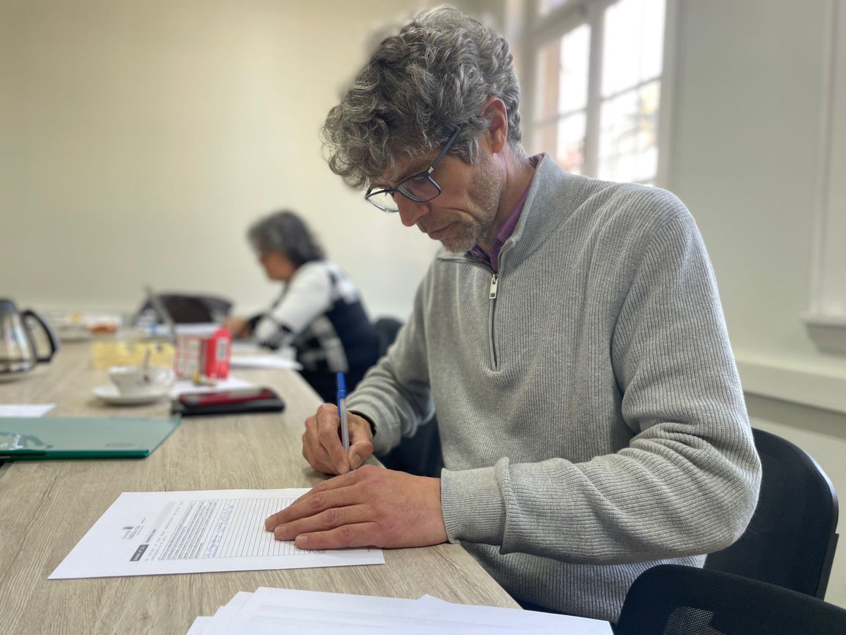 📣 NOTICIA  

Antoine Leuridan, quien actualmente ejerce como Profesional de <a href="/VinculacionUACh/">Vinculación UACh</a>, es el nuevo Director Ejecutivo de la <a href="/OCVorquesta/">orquestavaldivia</a> 

Tanto a él, como a Dominique Thomann, quien asume como directora del @CEAC_UChile, les deseamos lo mejor en estos desafíos laborales.