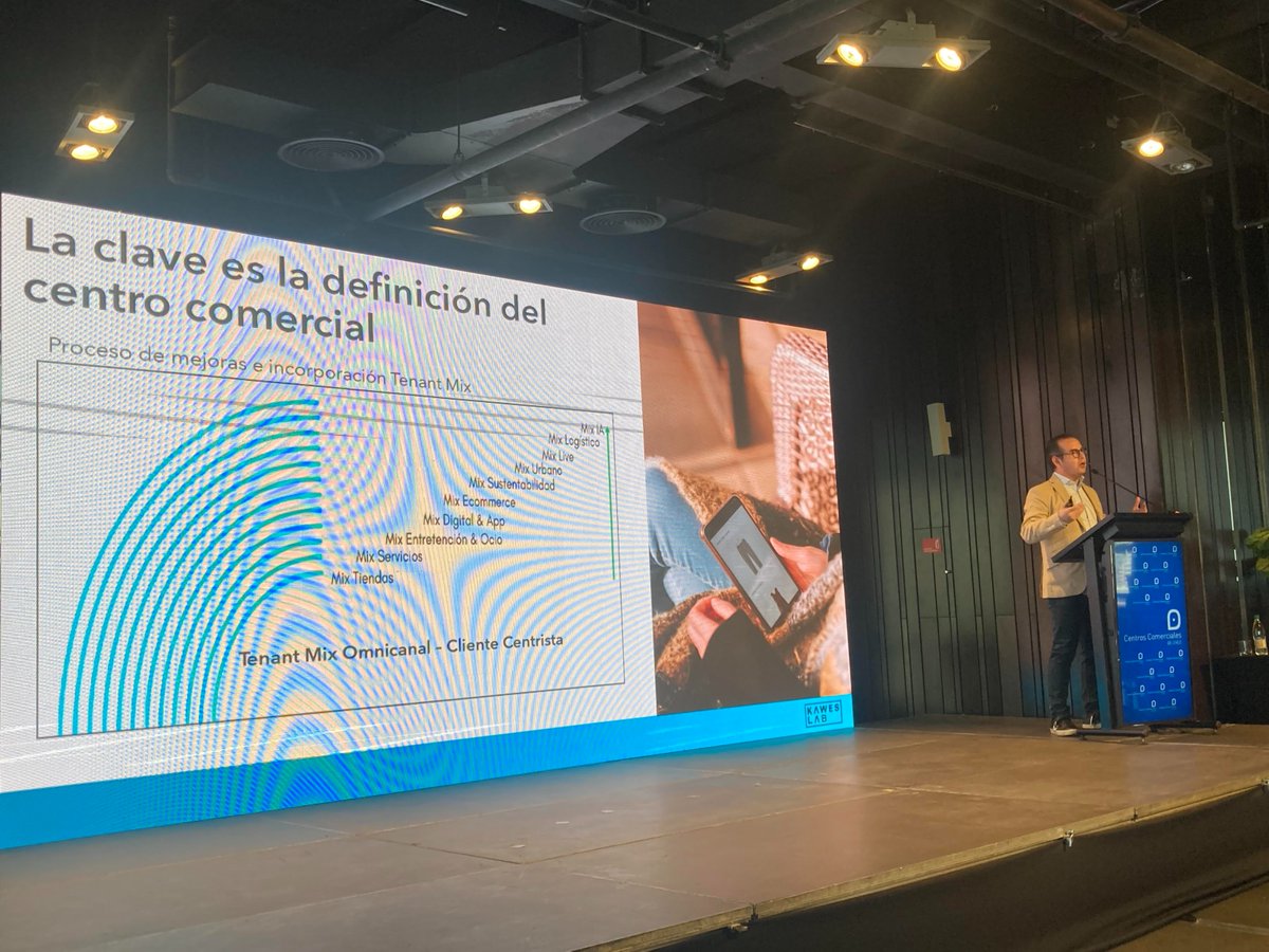 kawesqar_lab's tweet image. Todo es experiencia...vivencia del centro comercial en 6 ejes: Experiencia física (visita), Experiencia digital (app, llevar realidad física a online), Logístico (ecommerce y reconversión m2); Sensorial, IA (cómo se va a vivir el mall en contexto IA?) y Live (en vivo online).