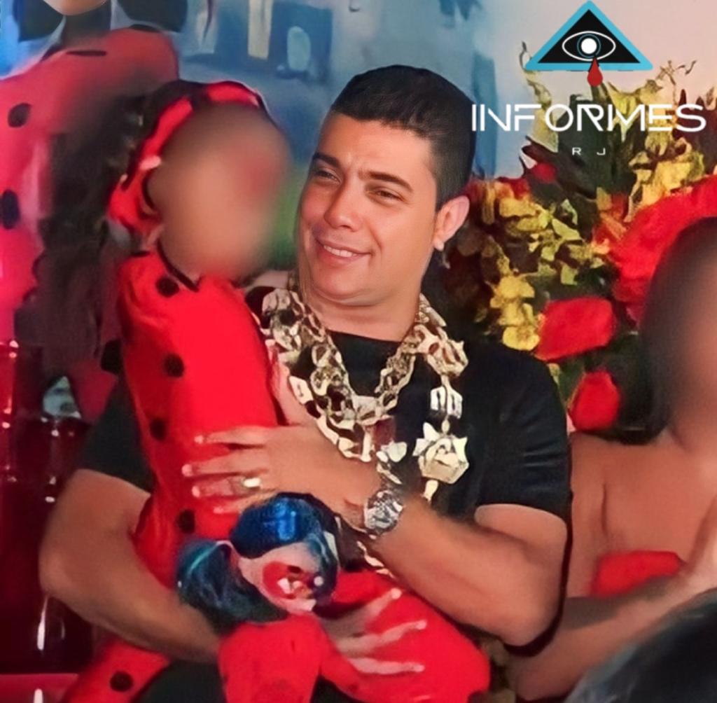 Opesadelo01's tweet photo. Fotos do Abelha que estavam no celular do polícia ganso que foi preso na Maré, abelha e seus luxuosos apetrechos de  ouro. https://t.co/N7SXBAfGAE