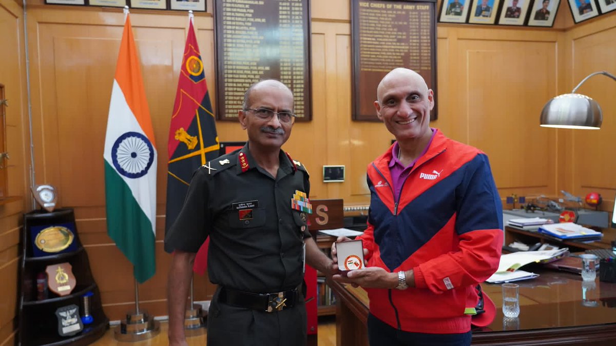 procamintl's tweet image. Unstoppable leadership🧱 

Vice Chief of Staff, 
Indian Army, General MV Sudhindra Kumar, and our Jt. Managing Director, Vivek Singh. We look forward to seeing General MV Sudhindra Kumar on the course this Sunday at @DelhiHM_ 🏃‍♂️🏃‍♂️

#RangDeDilli #VedantaDHM23