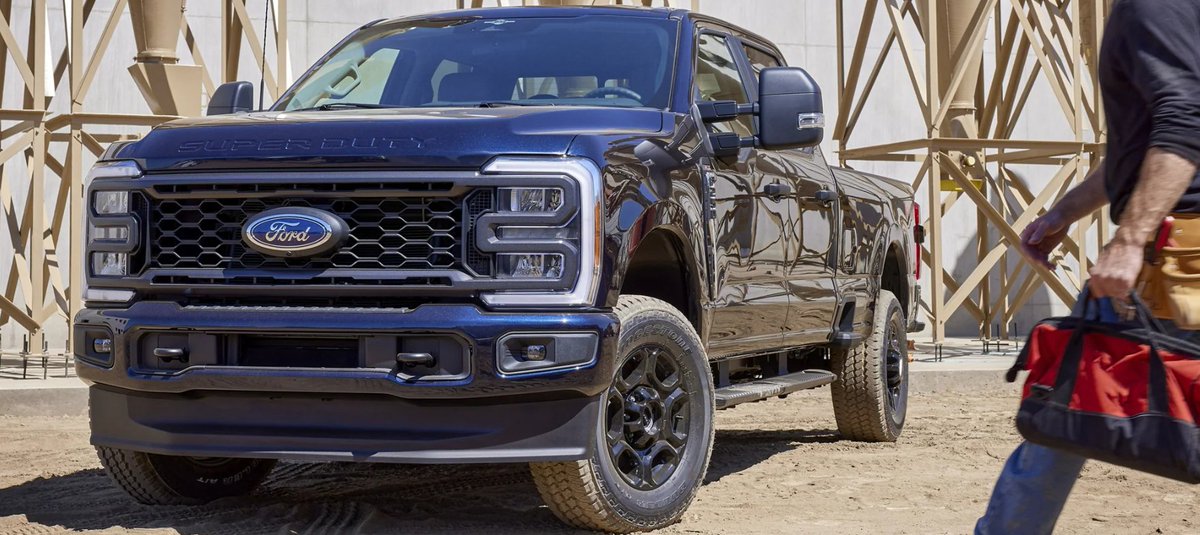 PatMillikenFord's tweet photo. The Super Duty® is the perfect workhorse- with technology, power, and convenience features like: 

▪️ Up to 40,000 lbs. gooseneck tow rating
▪️ Pro Power Onboard
▪️ Head-Up Display
▪️ And more! https://t.co/IEmE6y9AZn
