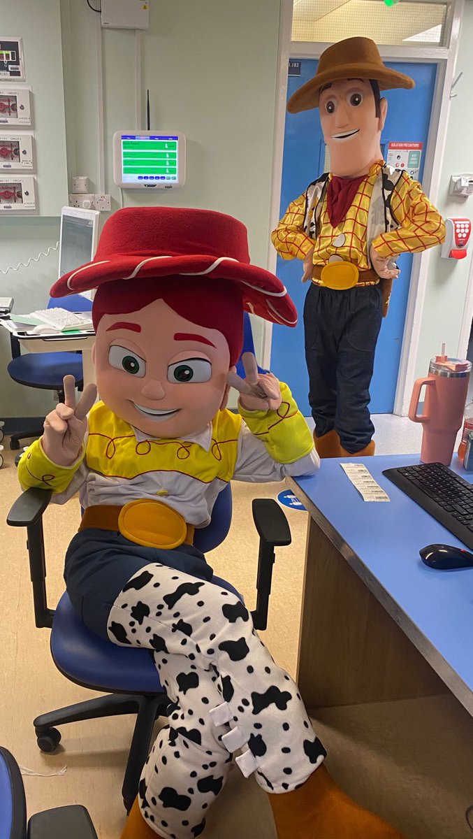 LGSWBH's tweet image. 🏥 play in hospital week 🏥
we had a some visitors who came to visit 🤠
#PlayInHospitalWeek