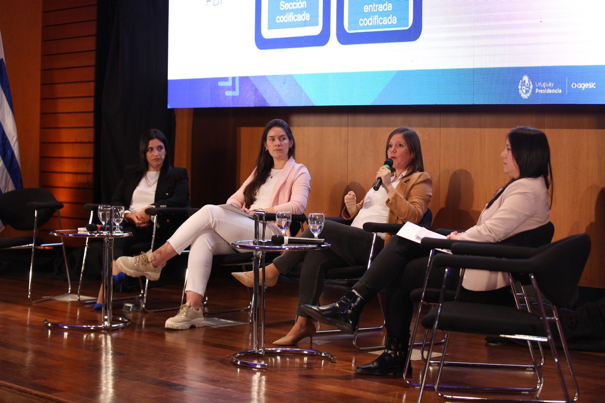 agesic's tweet photo. #EncuentroAgesic2023 👉Integrantes de #SaludDigital de Agesic exponen las acciones de fortalecimiento técnico de la plataforma #HCEN, la interoperabilidad semántica para la toma de decisiones sanitarias y los desafíos para mejorar la calidad de la información clínica. https://t.co/rOApq2gBRq