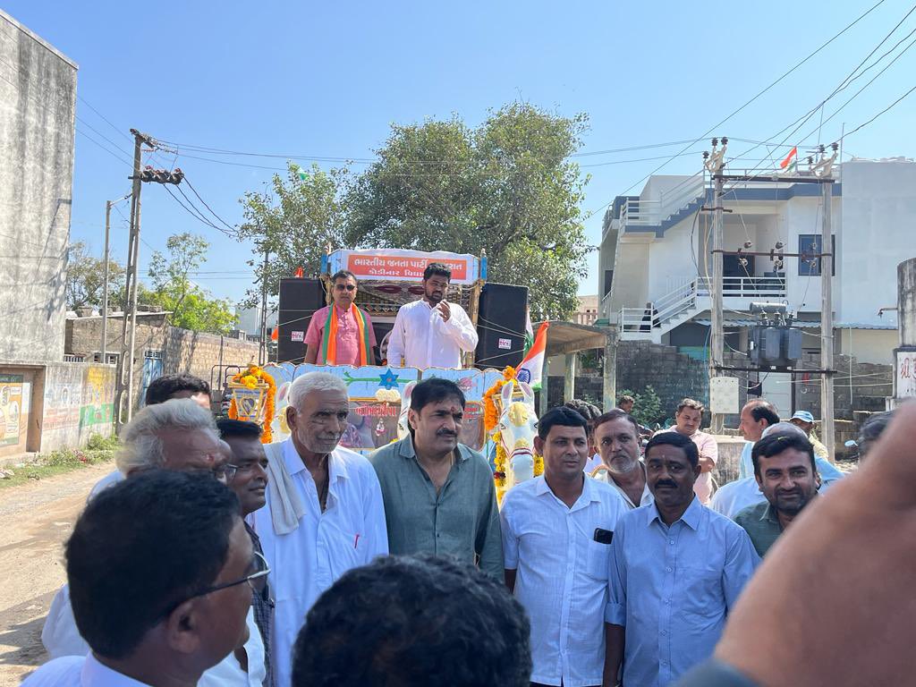drpradyumanvaja's tweet photo. આ યાત્રામાં નગરપાલિકા પૂર્વ પ્રમુખ શ્રી @shivasolanki999 , પ્રદેશ લઘુમતી મોરચાના ઉપાધ્યક્ષ શ્રી @jishan_naqvi તેમજ  ચૂંટાયેલા પ્રતિનિધિઓ,સંગઠનના હોદેદારો કાર્યકર્તાઓ,વરિષ્ઠ આગેવાનો અને ગ્રામજનો જોડાયા 

#MeriMaatiMeraDesh https://t.co/azU2flWcAz