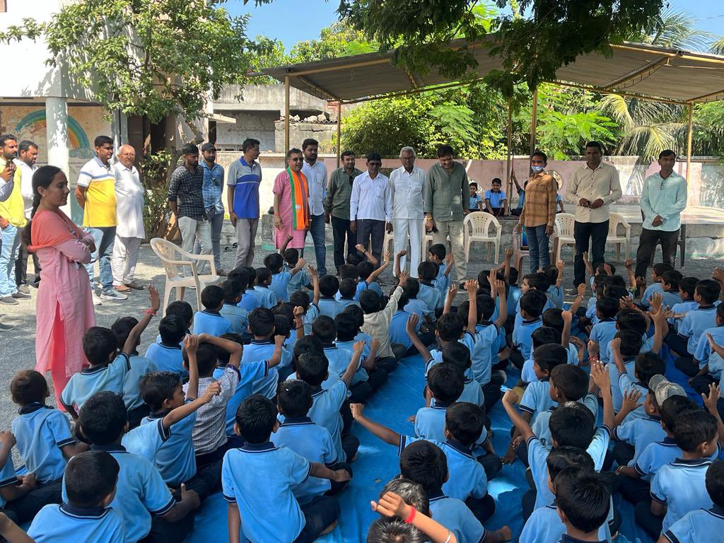 drpradyumanvaja's tweet photo. આ યાત્રામાં નગરપાલિકા પૂર્વ પ્રમુખ શ્રી @shivasolanki999 , પ્રદેશ લઘુમતી મોરચાના ઉપાધ્યક્ષ શ્રી @jishan_naqvi તેમજ  ચૂંટાયેલા પ્રતિનિધિઓ,સંગઠનના હોદેદારો કાર્યકર્તાઓ,વરિષ્ઠ આગેવાનો અને ગ્રામજનો જોડાયા 

#MeriMaatiMeraDesh https://t.co/azU2flWcAz