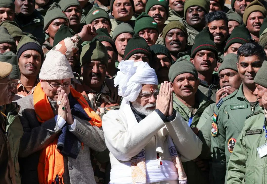 ganeshjoshibjp's tweet photo. मा. प्रधानमंत्री श्री @narendramodi जी ने सामरिक स्थिति से महत्वपूर्ण गुंजी गांव पहुंचकर सेना, सीमा सड़क संगठन तथा आईटीबीपी के जवानों से भेंट कर उनका हौसला बढ़ाया।
देश की रक्षा में तैनात हमारे जवानों के हितों को सर्वोपरि रख मोदी जी समर्पित भाव से इन वीरों के कल्याण हेतु निरंतर कार्य कर रहे हैं।

#मोदीमय_उत्तराखण्ड