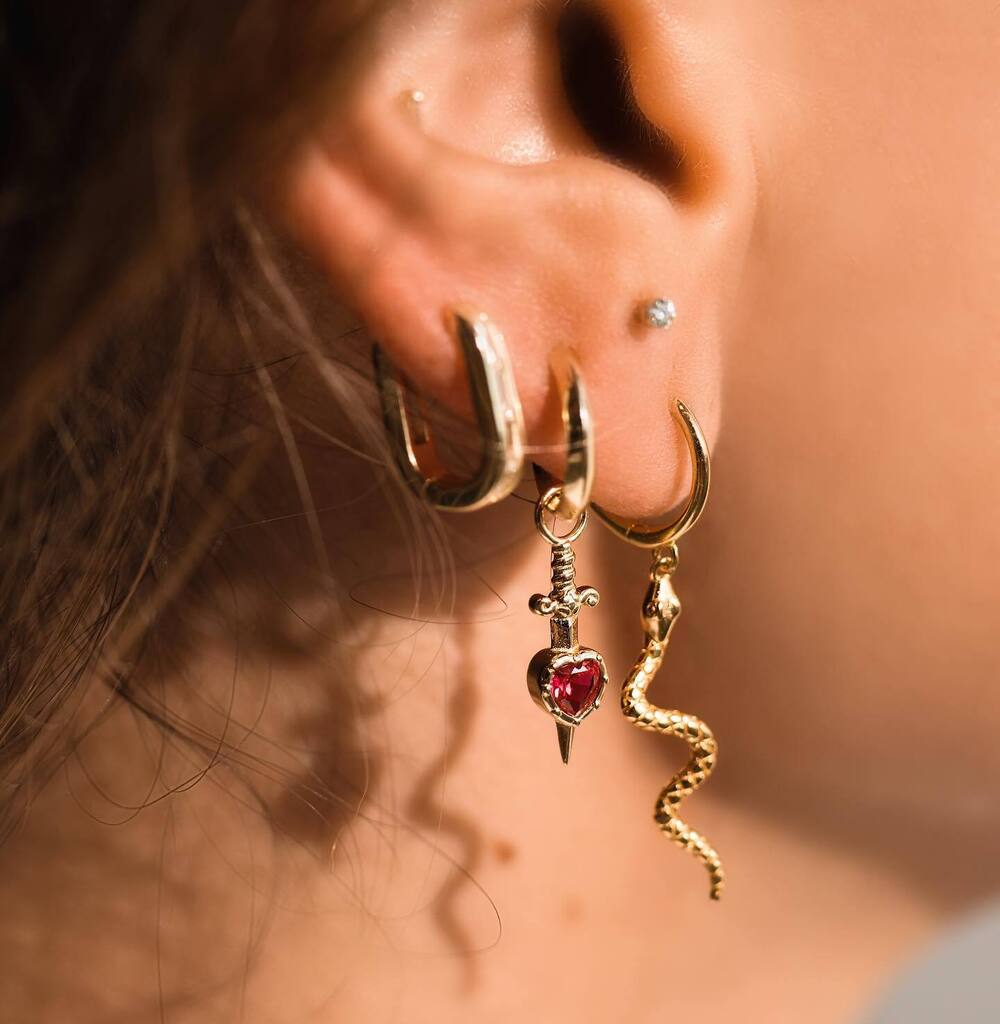 Now this is what I call a KILLER stack 🐍❤️🗡️✨

I’m so in love with our fall drop ❤️‍🔥

Tap on the image to shop.

#JugarNspice #eargame #swordthroughtheheart #snakejewelry #snakering #swordheart #earringstack #curatedear #curatedears #styledears #eargame… instagr.am/p/CyTahYQrmEe/
