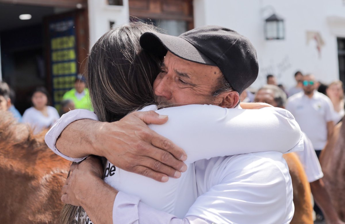 jclopezcastri's tweet photo. 🐴🥺 ¡Lágrimas y sonrisas de emoción. Sentimientos de gratitud!

Estas imágenes representan un momento histórico: la primera jornada de sustitución de carretillas en Popayán. https://t.co/gwgoQJm5qv