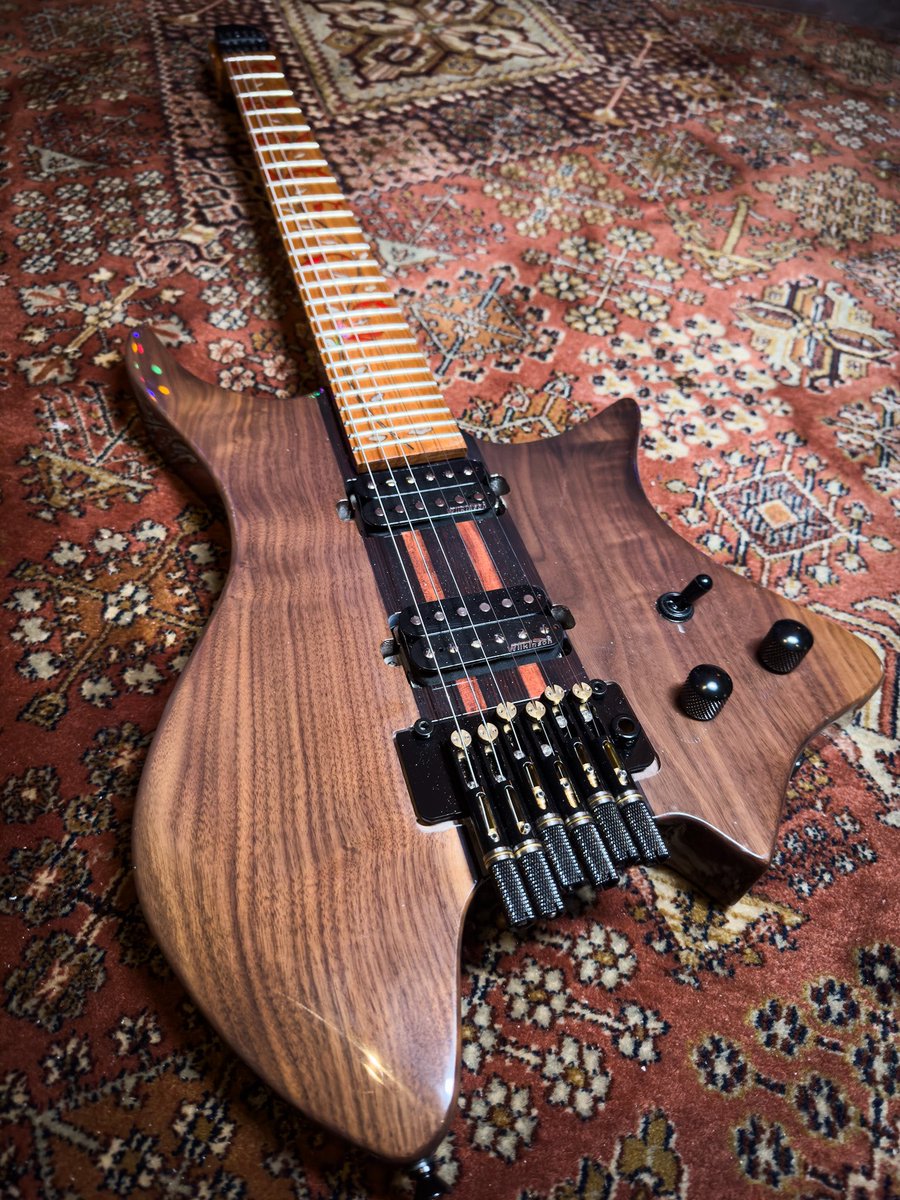 frankdoorhof's tweet photo. iPhone photo
What do you think about the design. ;)
#guitar #wallnut #roastedmaple https://t.co/r6kJGxye38