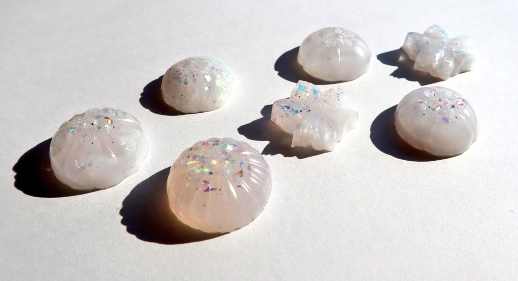 YuukiRui's tweet photo. #レジン 

和菓子の形白レジン https://t.co/Ay4QxXspwa