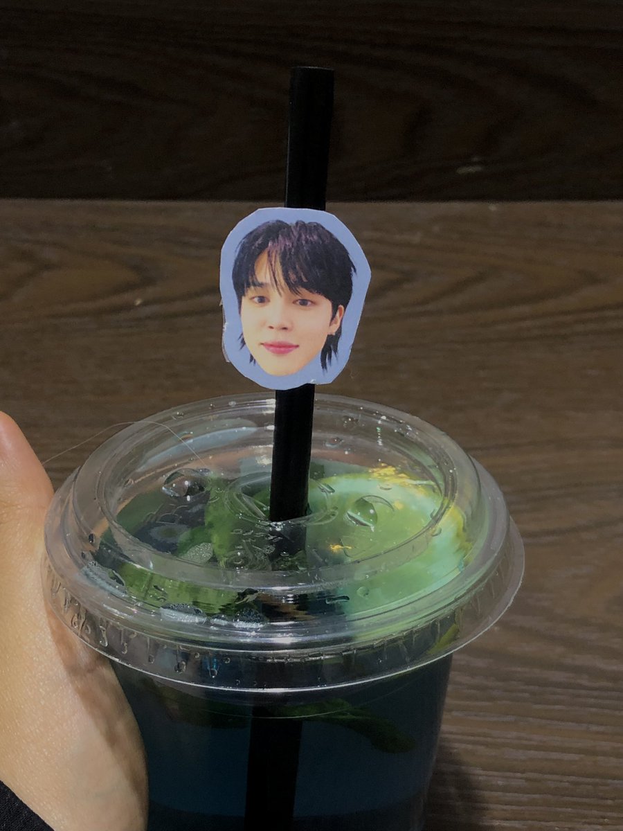 Yvante7's tweet photo. Straw Holder Star of The Show 🥹🤏🏻📎💙🖤 #BLACKnBLUE_SA https://t.co/2DNzi1foBM