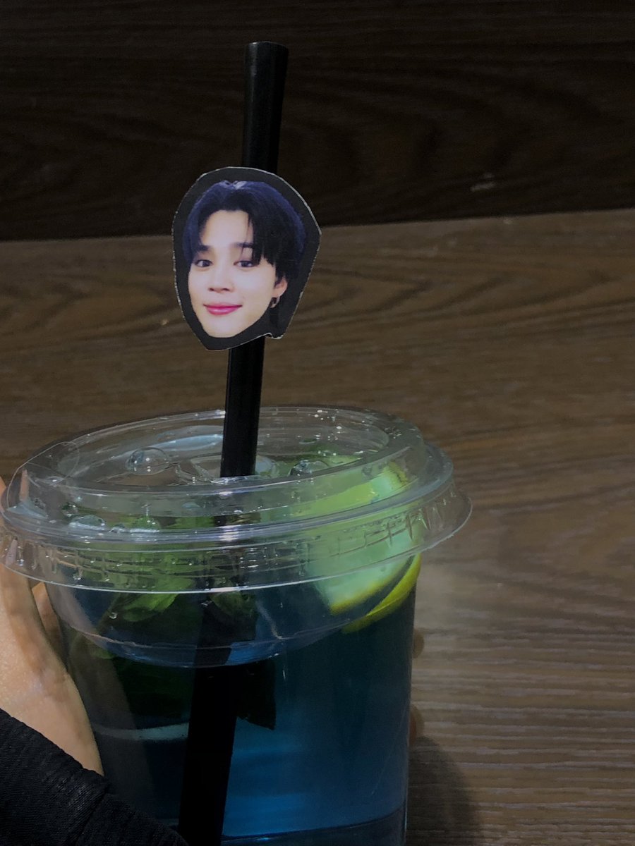 Yvante7's tweet photo. Straw Holder Star of The Show 🥹🤏🏻📎💙🖤 #BLACKnBLUE_SA https://t.co/2DNzi1foBM