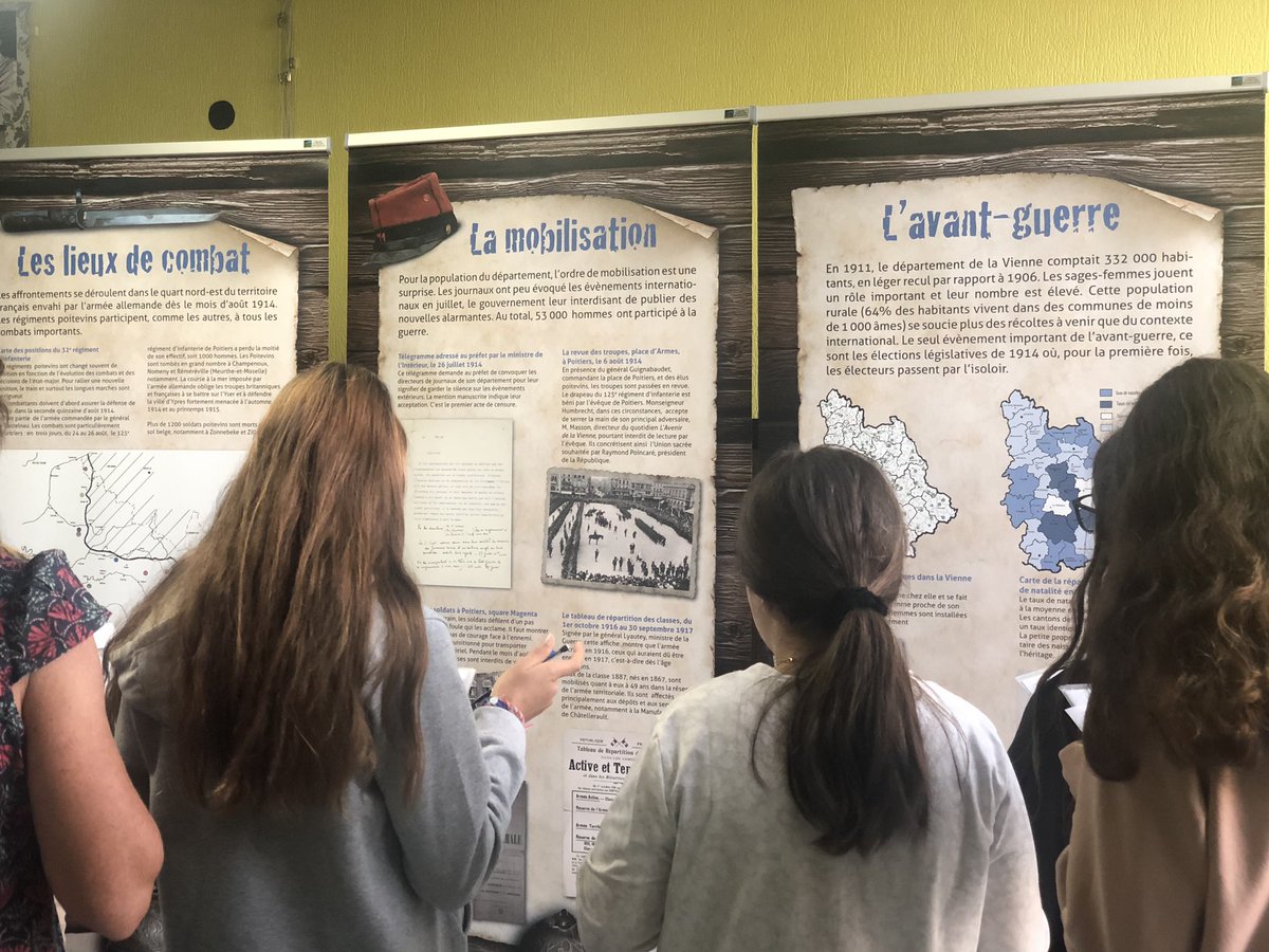 Visite de l’exposition « La Vienne en Guerre 1914-1918 » prêtée par les archives départementales #vienne  Les élèves du collège Georges David <a href="/ClgGDavid86/">Collège de Mirebeau</a>  découvrent la grande histoire à l’échelle du territoire. Merci à  Thomas Rousseau leur professeur d’histoire.