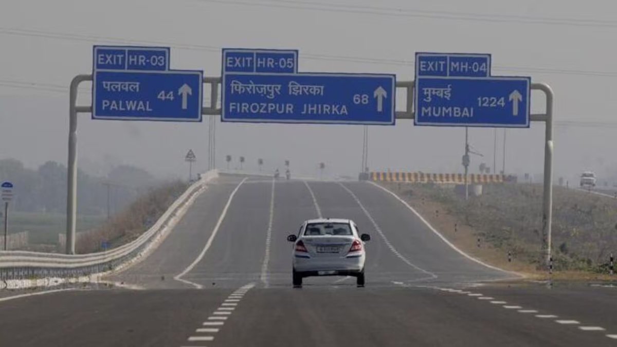abstarnews_'s tweet photo. अगर आप भी #DelhiMumbaiExpressway पर सफर करते हैं तो सावधान हो जाइए,#Speed_Limit क्रॉस करते ही #पुलिस पर पहुंचेगा मैसेज।#NHAI ने अब #MumbaiExpressway पर होने वाले हादसों को रोकने के लिए #VehicleSpeedDetectionSystem से ऐसे वाहन चालकों की पहचान करने का फैसला लिया है।#Isarael #Gaza https://t.co/SucpbB62yZ