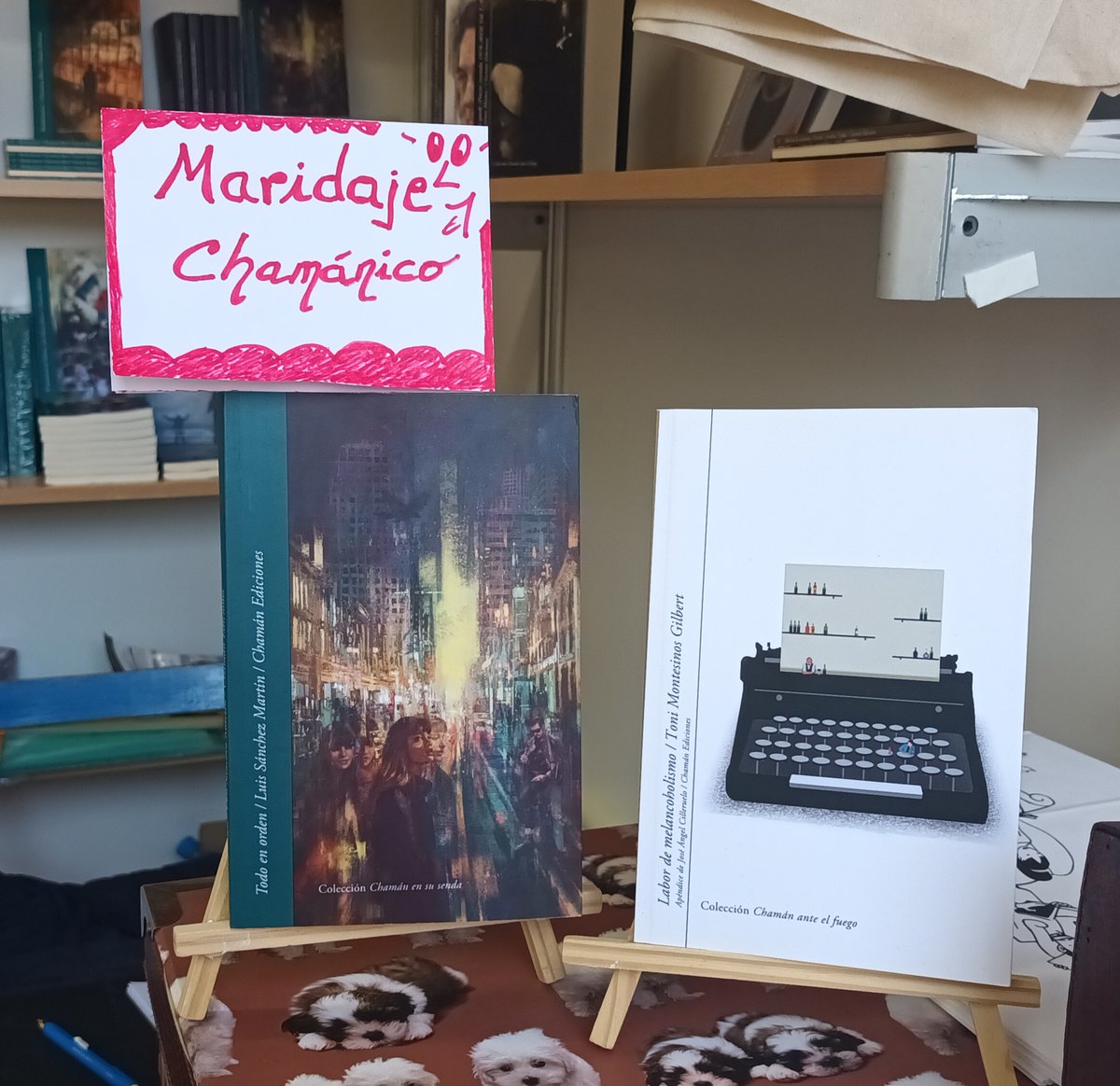 ChamanEdiciones's tweet photo. Hoy, en nuestro "maridaje chamánico", dos títulos:
"Todo en orden" de Luis Sánchez Martín (Relatos de vidas al margen).
"Labor de Melancoholismo" de Toni Montesinos (Poesía. Homenajeando a José María Fonollosa).
Aquí, en la #flmu23 #laferiabonica #feriadelibrodemurcia https://t.co/uLy1hfdaJG