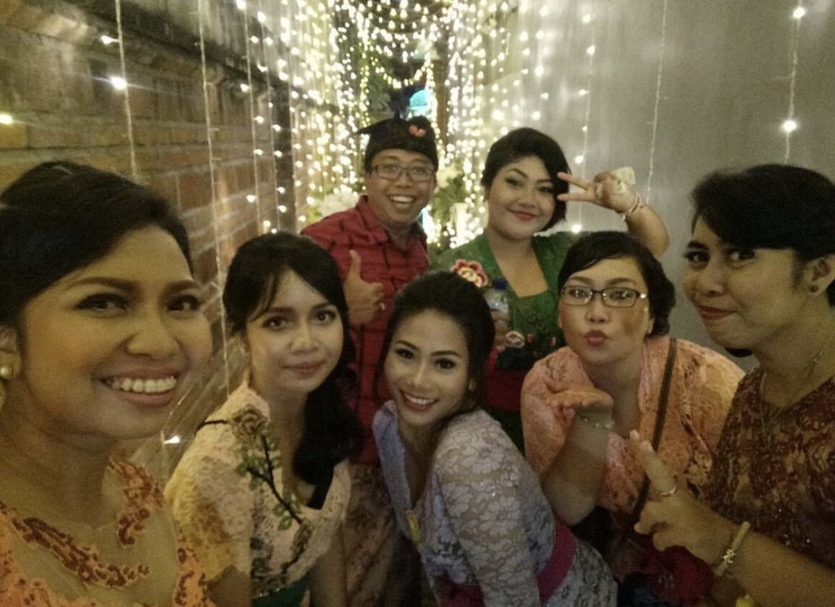 pradnyachyn's tweet photo. Life just goes that way. Rest in love Mb Gung Diah👼🏻🌈✨ sampai ketemu lagi geng dapur ditiap acara, katanya mo jd seksi konsumsi kalo sanggah rumah bedaje udh slesai tapi kok buru2 bgt perginya🥲 https://t.co/4DzGxOYYpt