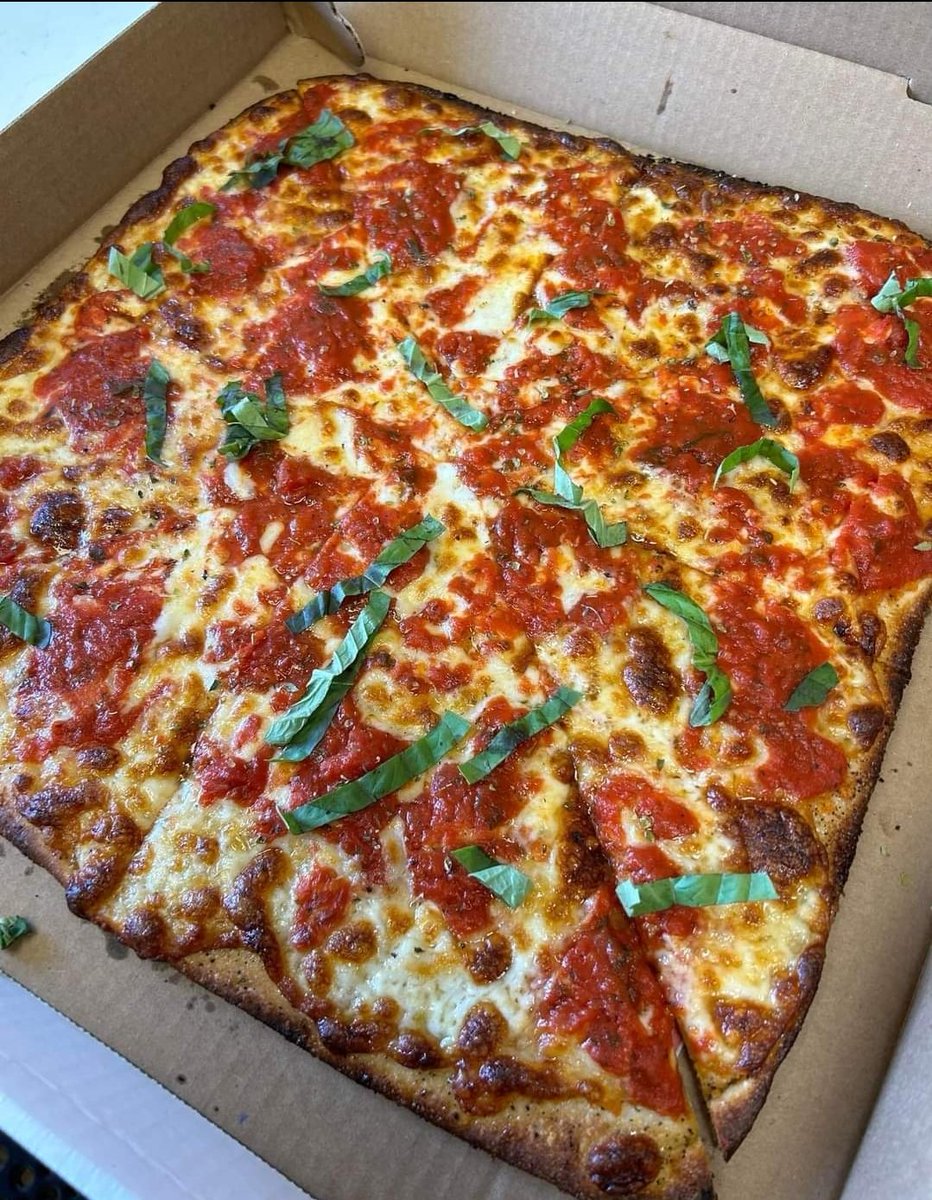 EatinErni tweet media