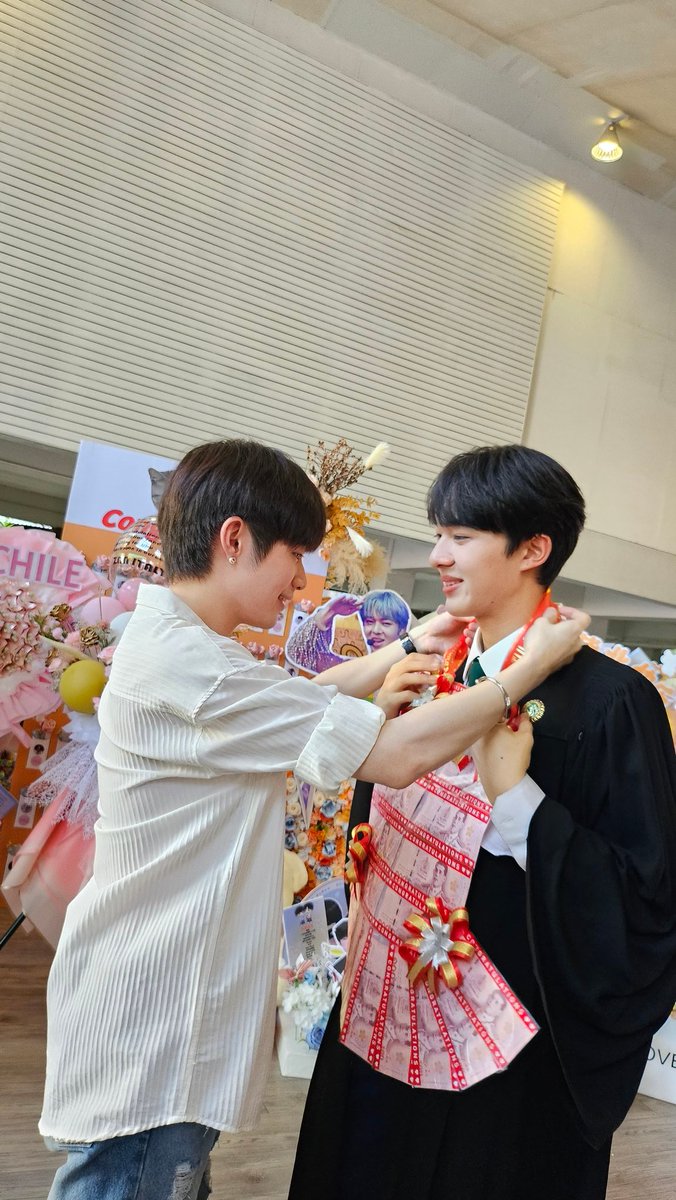 natasittttt's tweet photo. Congratulations my Jelly bestie 🤍 i'm always proud of you and will support you in everything  🎊🫶 #NuNewGraduationDay #นุนิวเกียรตินิยมอันดับหนึ่ง https://t.co/HifioWUtqv