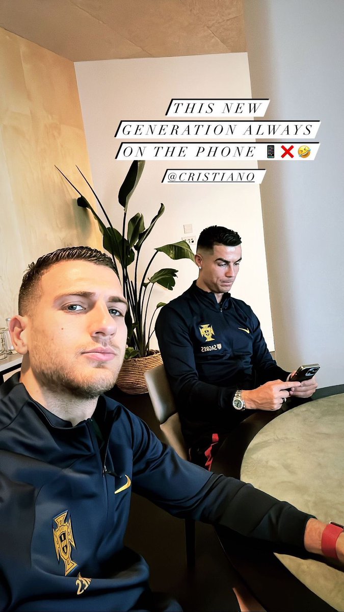 UtdPlug's tweet photo. 🚨😂 Diogo Dalot via IG: “This new generation always on the phone 📱❌” @Cristiano” #MUFC https://t.co/q6DxQpNqJ2